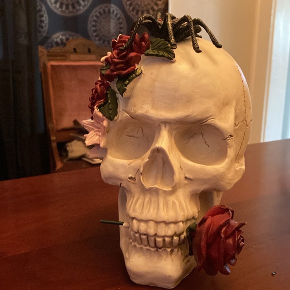 Floral Skull with Spider Decor - Picture 2 of 6